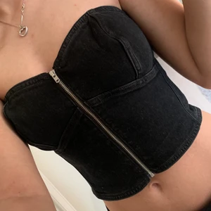 Svart jeanstopp - Säljer denna supersnygga festliga svarta jeanstop från Weekday! Kvaliten är som i nyskick och den är en XS/S. 