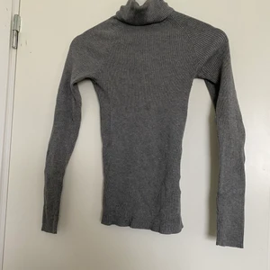 Stickad polo tröja - Grå stickad polo. Ett litet hål under armen som inte syns. Kan fixas/sys ihop innan ni köper den om de önskas.