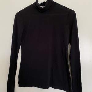 En svart tunn polo tröja från Zara. Använt 1 gång.