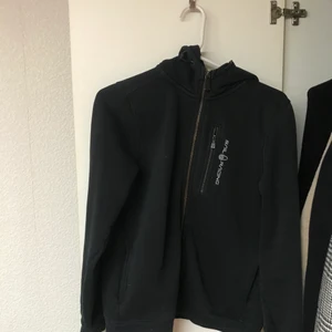 Sail racing  - Säljer min sail racing zip hoodie, super fin mörkblå, lite svart aktig färg med vit text. Storlek 160cm/S-M💞 Köpt från kids brand store för 800kr  men har ingen användning av den därför är priset låg! Kan mötas i Kristinehamn men även frakta. Köparen står för frakten.🤗