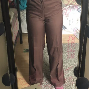 INTRESSEKOLL Bruna vida byxor - Gör en intressekoll på mina byxor från uniqlo. Jättebra skick, endast använda ett fåtal gånger. Jag har sytt upp dom i benen, jag är 171 för referens. Slutsålda på deras hemsida!