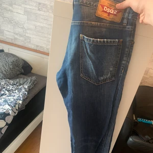 Dsquared2 Jeans  - Säljer ett par Dsquared2 jeans pågrund av att jag växt ur dem, det är storlek 50. Köpte dem i butik ABCD i malmö för snart 2 år sedan och jag har kvar kvitto från butiken och allt tillkommande material. Hör av dig vid intresse! Nypris: 3940kr 