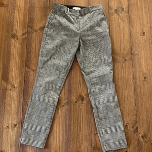 Rutiga kostymbyxor - Byxor från H&M strlk 36. Jättesköna och stretchiga med smickrande form, rymliga fickor framtill och är knappt använda. Köparen står för frakt men kan mötas upp i Stockholmsområdet!