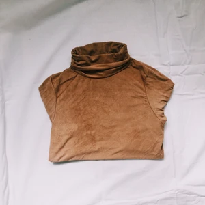 Turtleneck i mocka - Nej men snälla. Är Avis på dig som köper denna! Superfin turtleneck i fuskmocka. Den är så len och skön mot kroppen. Tyvärr blivit för liten för mig. Kan mötas på/nära Lidingö alt. Skicka. Köparen betalar frakt :) 