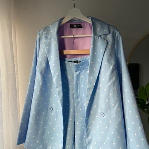 Kostym - Supercool färgglad kostym från Daisy Street, säljer båda delarna tillsammans, kanske kan tänka mig att sälja dem separat men skriv vid intresse i så fall. Köpt på asos och endast använd 2-3 gånger så i superfint skick! Byxorna är storlek 38 och kavajen är 36. Köparen står för frakt🥰