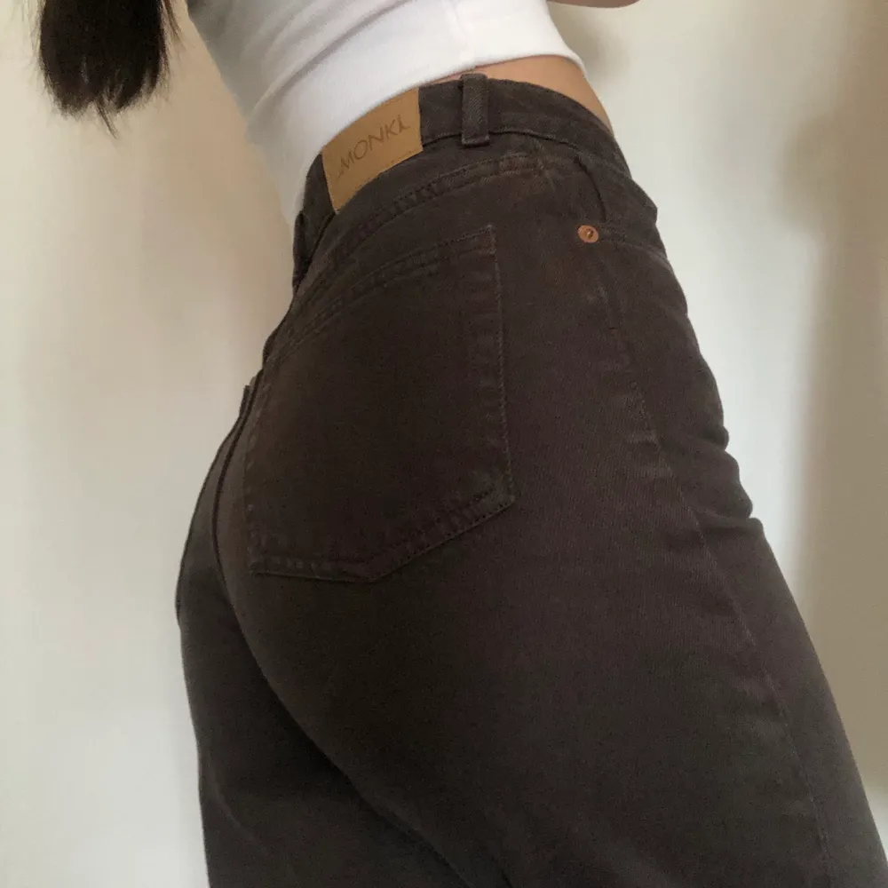 Bruna jeans från Monki i storlek 27, i nyskick (slutsålda) Jag är 174cm. Pris: 399kr + 66kr frakt . Jeans & Byxor.