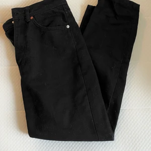 WEEKDAY ROWE JEANS - Svarta jeans ifrån WEEKDAY. Storlek w27 L28. Säljs för 70kr + frakt 💕