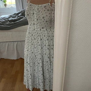 Långklänning från & other stories  - Supersöt långklänning från & other stories. Köpt förra sommaren och använd ett fåtal gånger 💙🌸✨ 