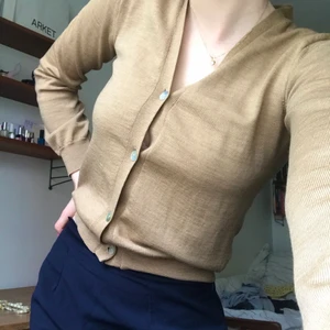 TIGER kofta - Säljer denna jättefina brun/beiga koftan från Tiger. Går att använda som kofta över typ en t-shirt eller som jag har den i bilden. 