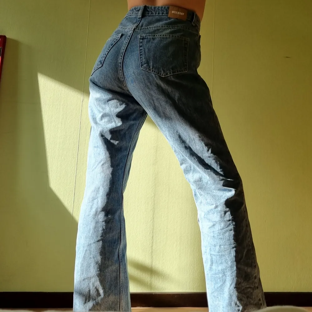 Weekday jeans i modellen Row, sparsamt använda o i gott skick, rejält högmidjade, sitter runt midjan förövrigt lite vida/pösiga, raka byxben 😇 köparen står för frakt!. Jeans & Byxor.