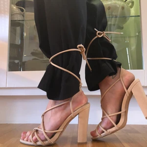 Klackar från missguided 💘 - Säljer mina klackar från missguided, puderrosa/beiga! Fint skick! Strl. 40, men passar mig som bär 38/39 💗🧡 frakt tillkommer på 66kr, därav det låga priset! Allt ska bort! 