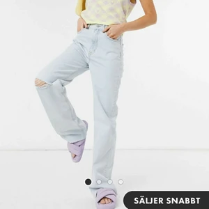 Slitna jeans  - Sjukt snygga Zara liknande jeans från pull & best med raka ben och ett hål i ena knät. Jag säljer då de inte riktigt passade mig. Storlek 40 men väldigt små i storlekarna. De är endast testade 1 gång så de är sprillans nya.