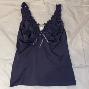 Snygg lila topp! Storlek 42 - Från 90 talet, knappt använd, bra skick, säljer den för att den är lite för stor! 