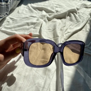 as coola solglasögon  - Säljer dessa snygga glajjor! Kommer med ett glasögon fodral! Aldrig använd helt nya! Buda eller köp direkt för 140kr