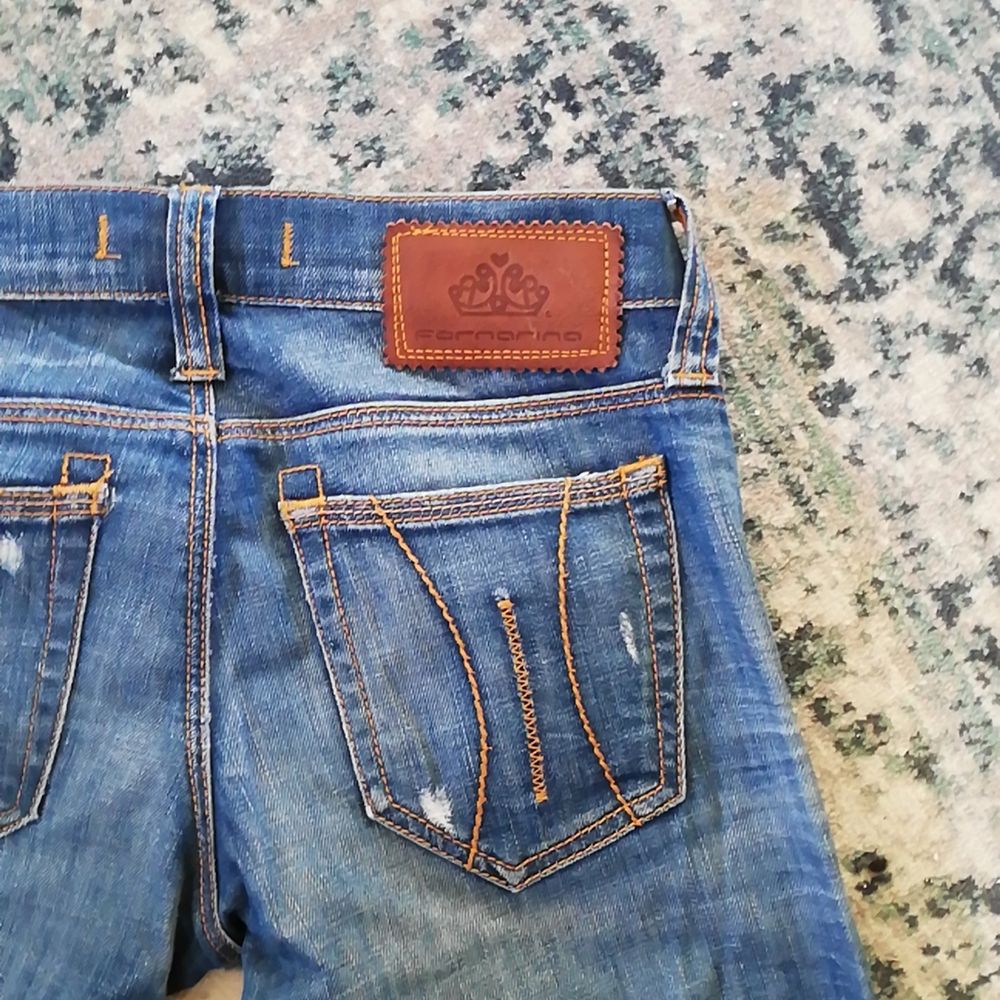 Blå vintage strech jeans från märket Fornarina, bootcut, sliten stil. . Jeans & Byxor.