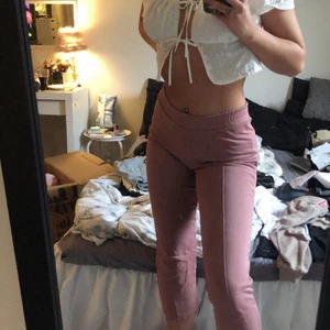 Kostym-Mjukisbyxor - Nude/Rosa färgade mjukis kostymbyxor, väldigt sköna men lite för korta för mig som är 170, passar annars väldigt bra, storlek S