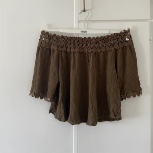 Grön offshoulder topp! - Grön off shoulder topp från river island i storlek 34💚bara att skriva för bilder på!