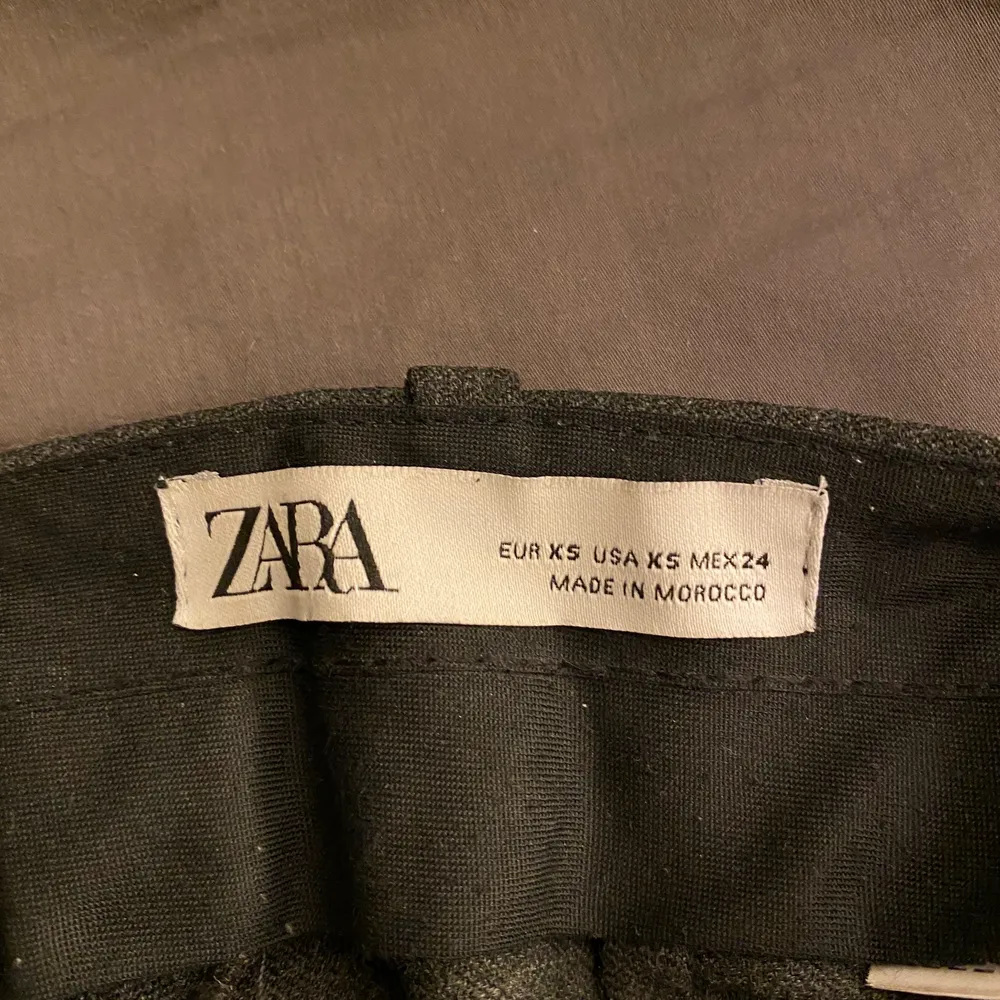 Gråa kostymbyxor från Zara i strlk xs. Finns ej kvar längre på hemsidan men väldigt fina, passar mig som är 172 cm . Jeans & Byxor.