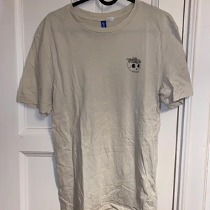Beige t-shirt (herr) - Beige t-shirt (herr). Knappt använd. Stl XS