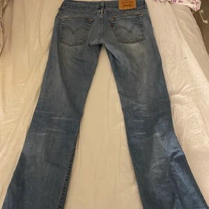 Levis jeans  - Blåa Levis jeans med bootcut, lågmidjade. Säljer då dom blivit lite små för mig, kan därför inte visa hur dom ser ut på. Passar mig perfekt i längden som är 175 cm lång !❤️