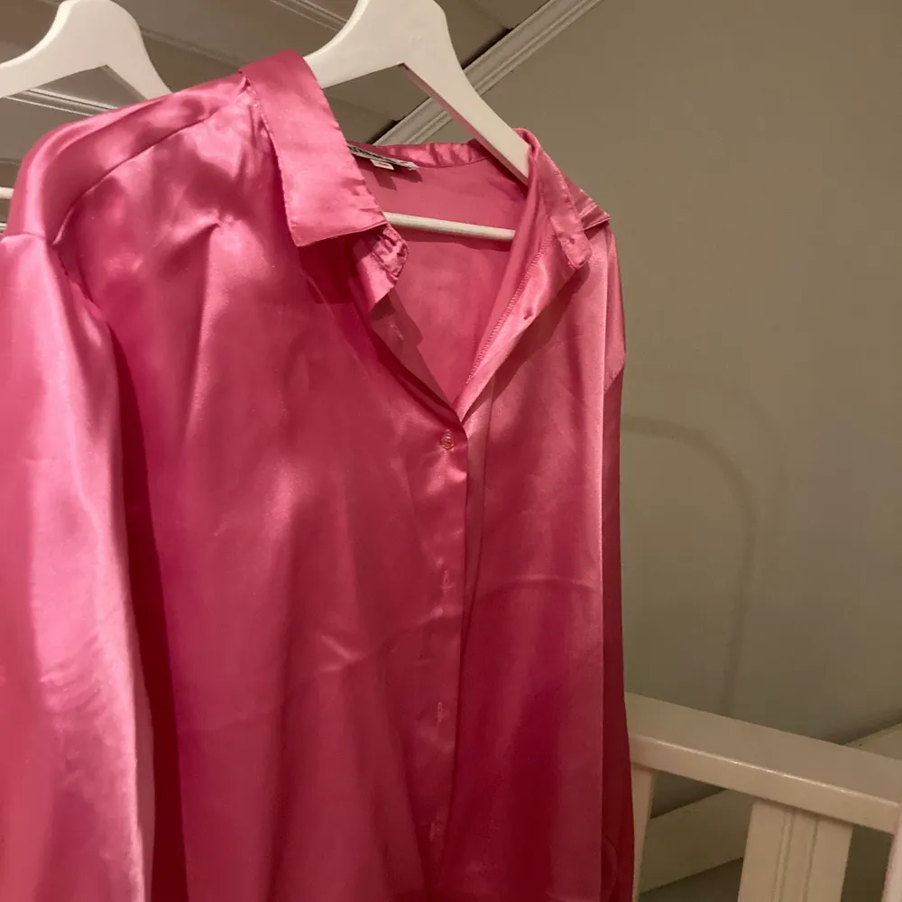 Skitsnygg cerise rosa blus/ kofta eller vad du vill använda den som ☺️ jättehärlig färg 🥰 köpt som vintage så oklart märke men uppskattar sizen som en S. Spårbar frakt ingår. . Blusar.