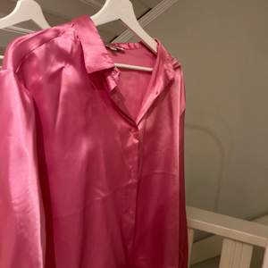 Skitsnygg cerise rosa blus/ kofta eller vad du vill använda den som ☺️ jättehärlig färg 🥰 köpt som vintage så oklart märke men uppskattar sizen som en S. Spårbar frakt ingår. 