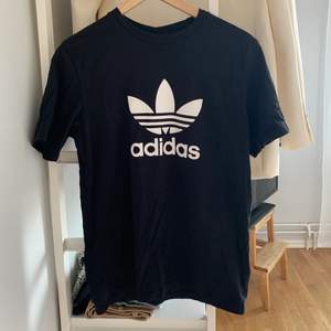 Svart Adidas T-shirt i jättebra skick! Knappt använd