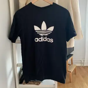 Svart Adidas T-shirt i jättebra skick! Knappt använd