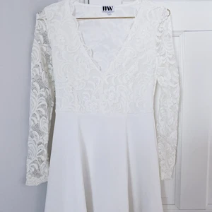 Studentklänning - Jättefin klänning, perfekt för studenten eller skolavslutningen! Endast använd 1 gång så finns inga fel.