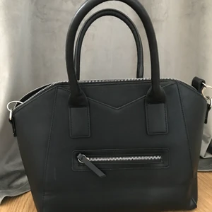 Väska - Säljer denna snygga väska, använd någon enstaka gång bara.