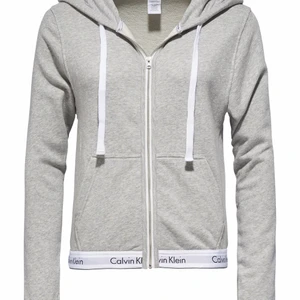 Calvin Klein Mjukis set - Inte använd pgd för liten storlek. Bra kvalite och köptes sammanlagt för 1500kr. Ni kan även köpa koftan eller byxorna separat. ( pris kan diskuteras )