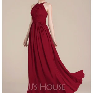 Balklänning  - Säljer min vinröda balklänning nu när det är läge för de igen! Endast använd 1 gång och inga fläckar eller slitningar, helt som ny 💓 ny pris 1345kr från JJs house skriv för mer frågor!