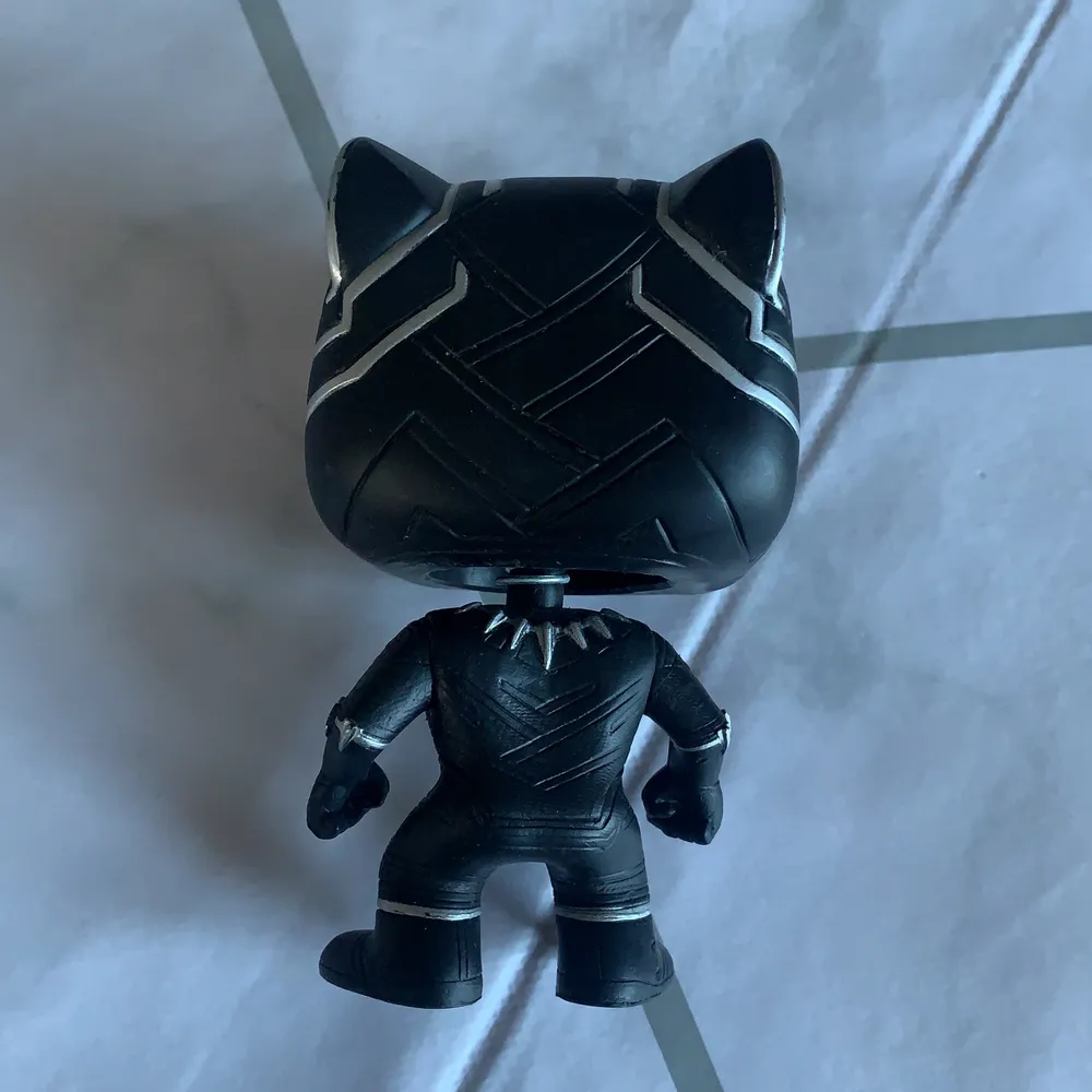 Black Panther funko pop! Ingen låda med tyvärr men i ny skick, har bara stått i bokhyllan :) skickar inom 3 dagar :). Övrigt.