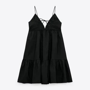 Zara klänning  - Säljer nu min jättefina klänning strån zara då den inte kommer till användning. Hör av er om ni vill ha fler bilder💕 Köpare står för frakt!