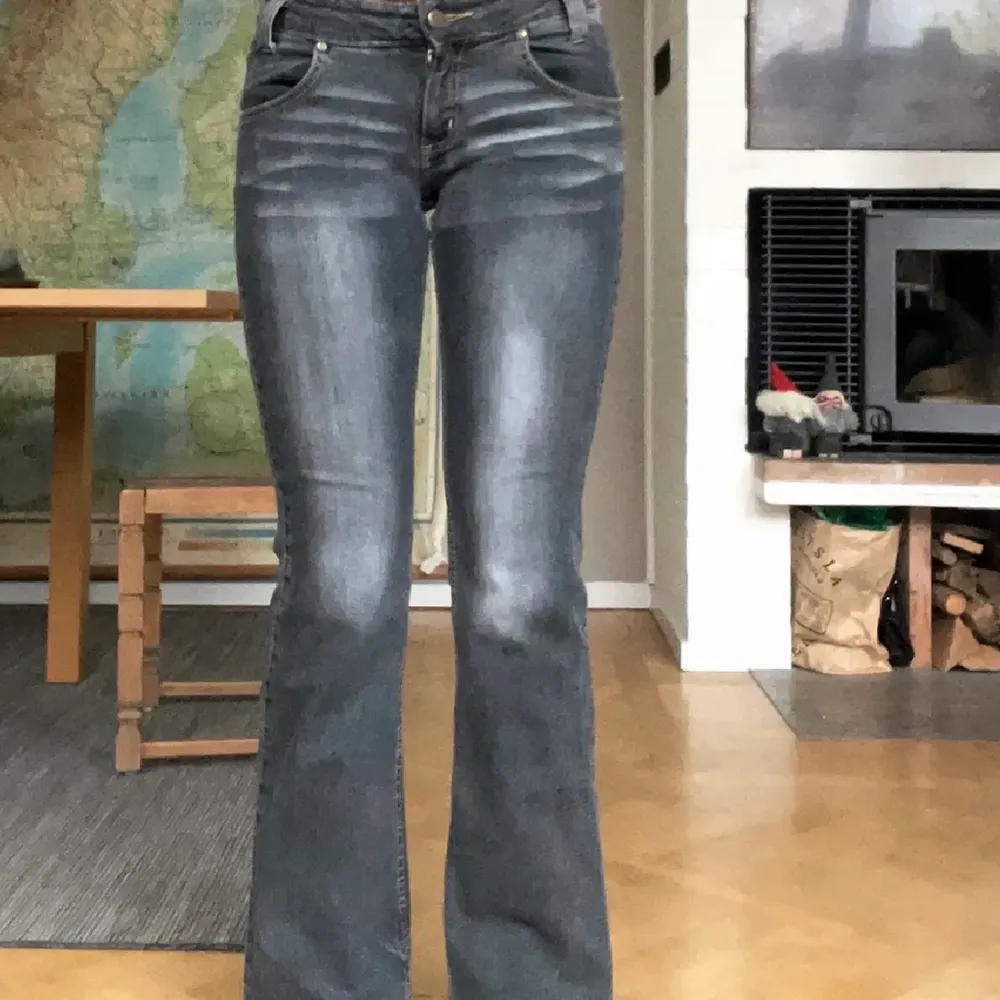 assnygga lågmidjade bootcut Lee jeans i en grå färg:) strl W28L31, lite för korta för mig som är 172cm tyvärr;( MÅTT: innerben 77cm, midja 79cm<3 (skriv privat om ni undrar något) . Jeans & Byxor.