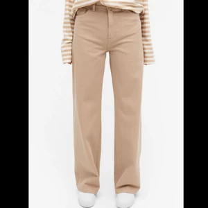 Jeans beiga  - Säljer mina Monki jeans då dom inte passar längre. Endast använda 1-2 ggr. Ser helt nya ut, finns inga skador eller liknande. Färgen är som på första bilden men de framgår inte på bild. Storlek 36