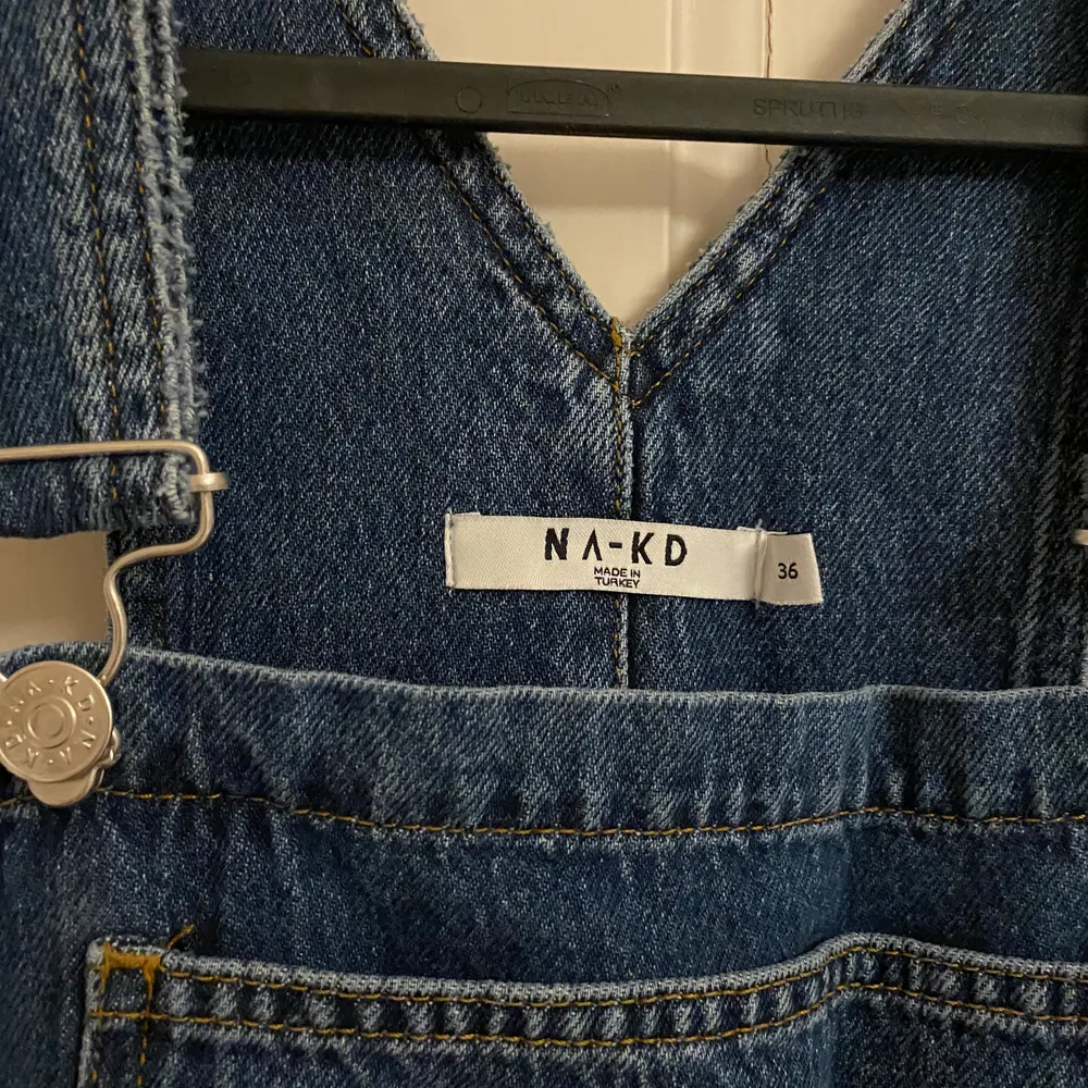 Säljer ett par hängselbyxor från NAKD, endast använda 1 gång, så i väldigt gott skick. . Jeans & Byxor.