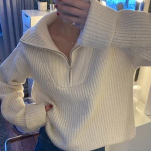 Stickad tröja  - Super fin stickad tröja i nyskick från Bikbok med en snygg dragkedja och fina detaljer vid ärmarna 💛 Stl XS men skulle säga att den oxå passar S/M då den är overzized i modellen ☺️