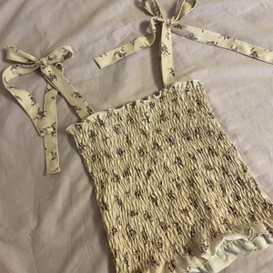 Blommig topp - Super söt sommar topp frpn Gina tricot! I fint skick, kontakta mig för mer info!