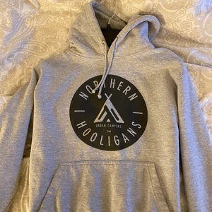 northern hooligans - northern hooligans hoodie i superfint skick,i storlek S🥰🤗