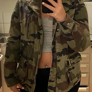 militär mönstrad jacka - cool militär mönstrad jacka med text på ryggen från gina tricot. helt lagom varm och passar perfekt!