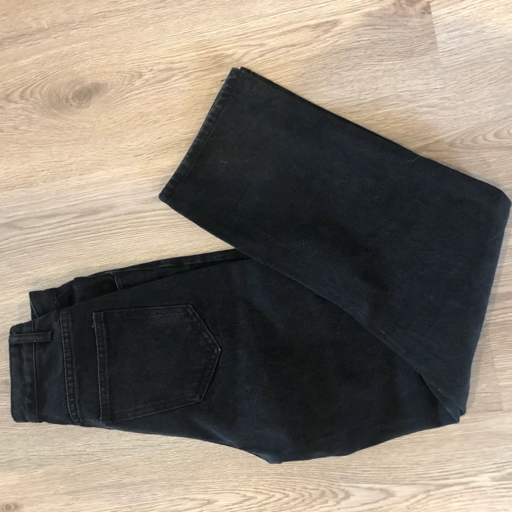 Ett par håliga jeans från Shein som aldrig är använda. Jättesnygga men är tyvärr för stora för mig. (Köparen står för frakten, 66kr spårbart).. Jeans & Byxor.