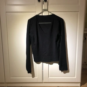 Långärmad tröja med slits - Långärmad svart tröja med slits. Passar både S/M. 