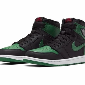 Air Jordan 1 Retro High OG ”Pine Green”  - Säljer ett par Jordan 1 highs som är splitter nya för schysst pris! Skriv privat ifall du är intresserad ☺️
