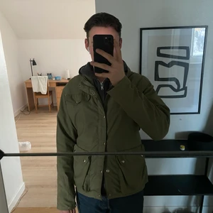 Fjällräven jacka  - Snygg fjällräven jacka som är perfekt inför kommande vår. Han som har på sig jackan är 183cm. Dragskedjan är är väldigt svår att stänga men jackan går lika bra att stänga med knapparna. Vid fler frågor och funderingar så är det bara att skicka iväg ett meddelande! 