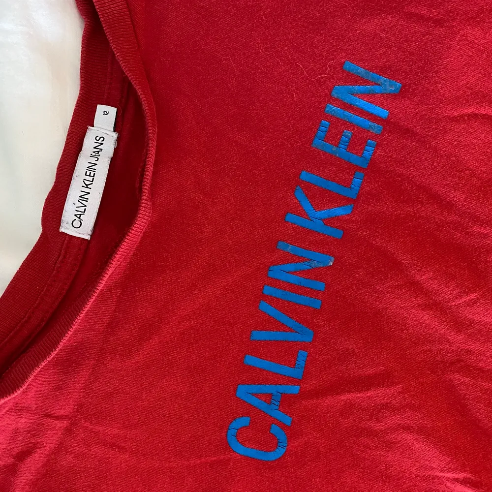 Babytee från Calvin Klein köpt second hand! Frakt tillkommer ❤️. T-shirts.