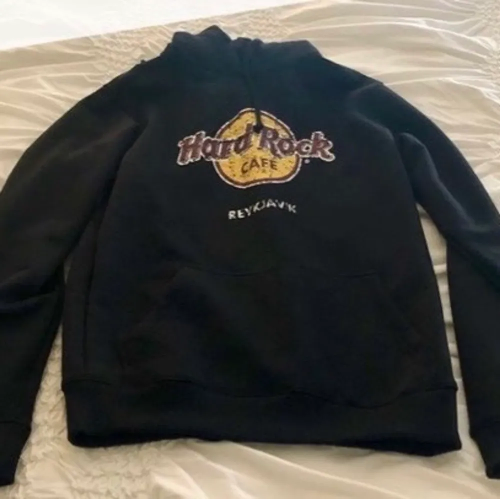 Hard rock hoodie från rejkavik, säljer pågrund av att jag inte längre har användning för den.. Hoodies.