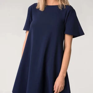 Marinblå klänning - Jättefin klänning som faller jättefint! Väldigt bra skick då den bara använts en gång, säljer för att jag inte får användning för den. Inköpt för 3 år sen från Nelly, märket closet, för 600 kr.