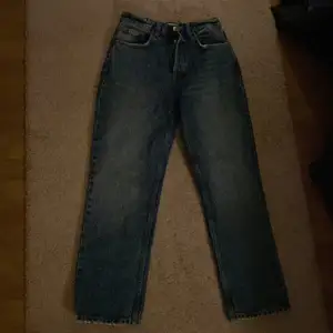 Ett par blåa jeans från zara i storlek 36. Säljer pga att de är lite för korta för mig som är 167 cm. Jag tror det är mid-Rise modell. Bra skick. Köparen står för frakten!!