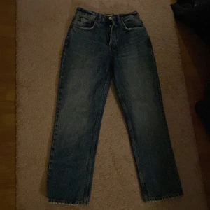 Blåa jeans - Ett par blåa jeans från zara i storlek 36. Säljer pga att de är lite för korta för mig som är 167 cm. Jag tror det är mid-Rise modell. Bra skick. Köparen står för frakten!!